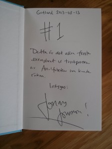 Boken är signerad och validerad av författaren själv.